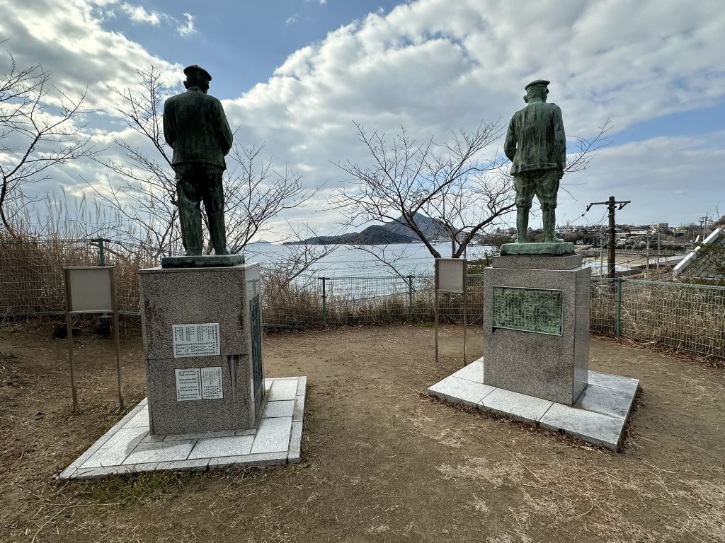 瀬戸内海を望む秋山兄弟の銅像