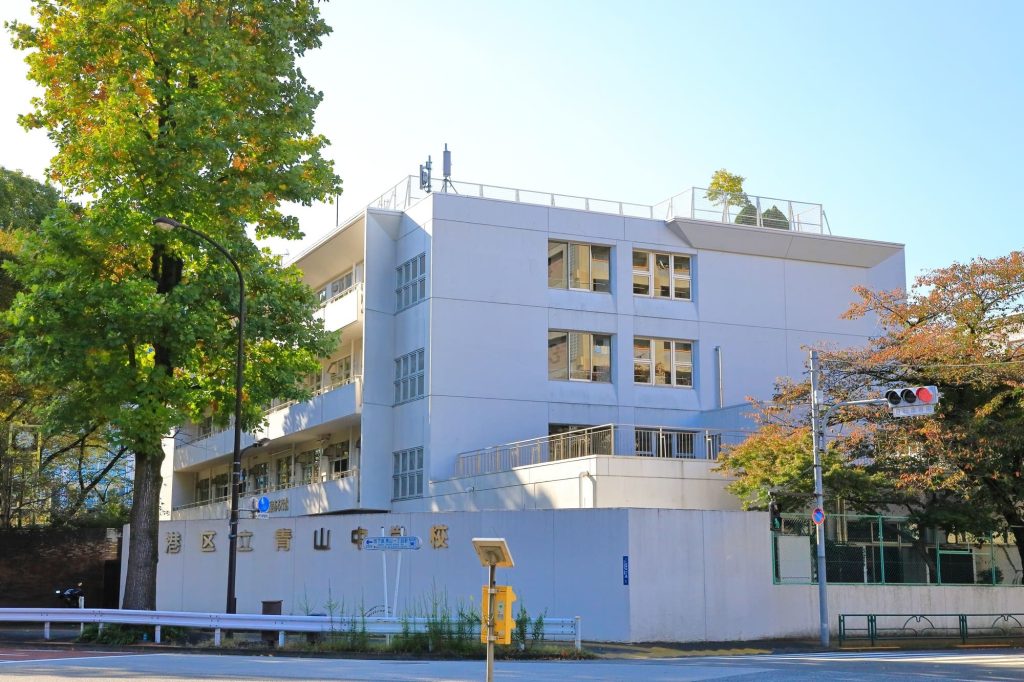 陸軍大学校跡地にある現在の港区立青山中学校
