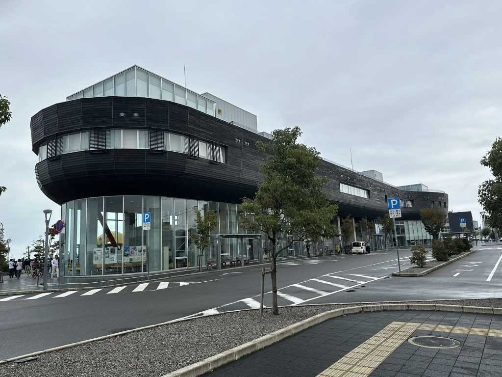 みなと交流センター「はーばりー」（愛媛県今治市）