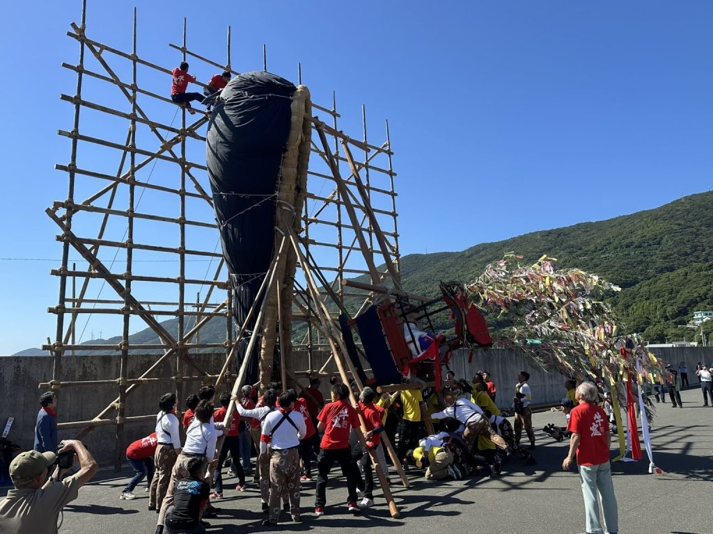 三崎秋祭りの蹴り上げ合戦（愛媛県西宇和郡伊方町）
