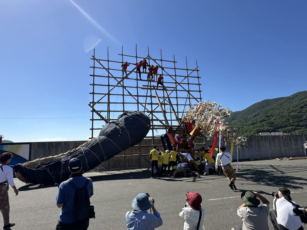 三崎秋祭りの蹴り上げ合戦（愛媛県西宇和郡伊方町）