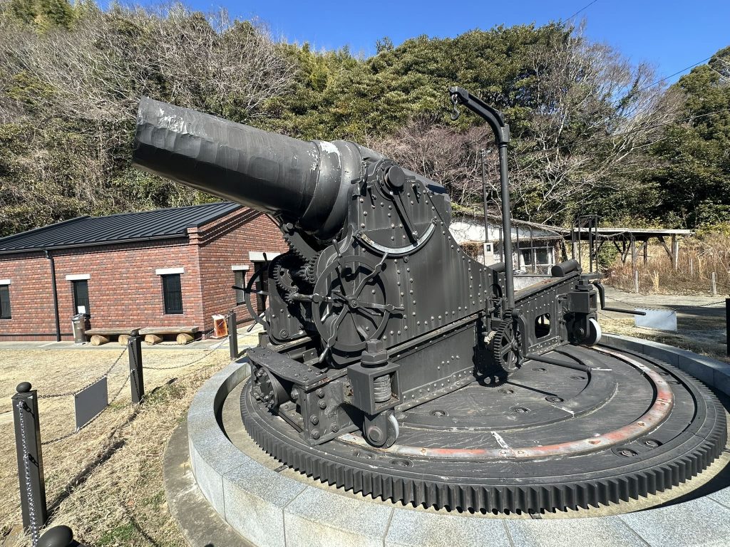 小島の港にある日露戦争で活躍した28センチ榴弾砲のレプリカ