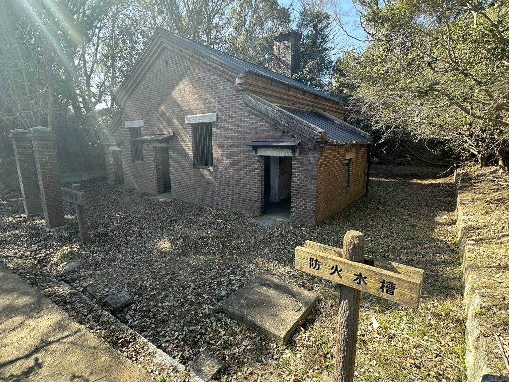 発電所跡と防火水槽跡(愛媛県今治市 小島の芸予要塞跡散策)