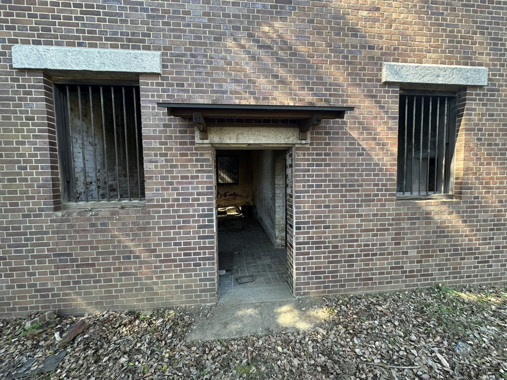 発電所跡と防火水槽跡(愛媛県今治市 小島の芸予要塞跡散策)