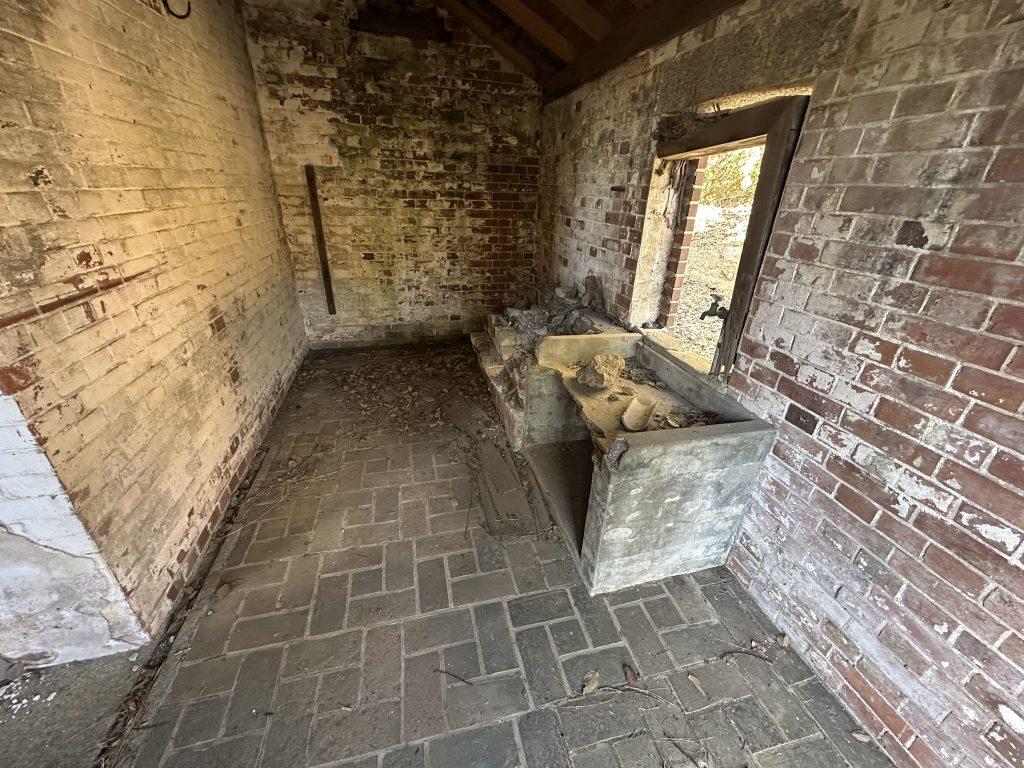 発電所跡と防火水槽跡(愛媛県今治市 小島の芸予要塞跡散策)