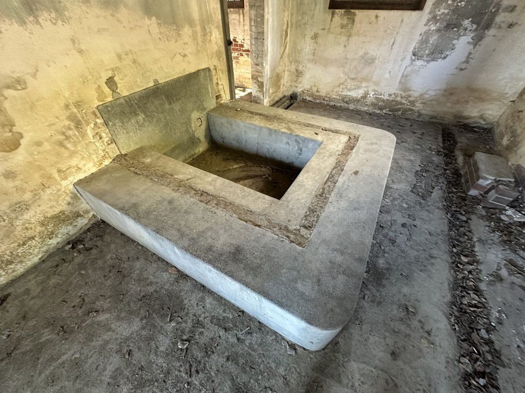 発電所跡と防火水槽跡(愛媛県今治市 小島の芸予要塞跡散策)