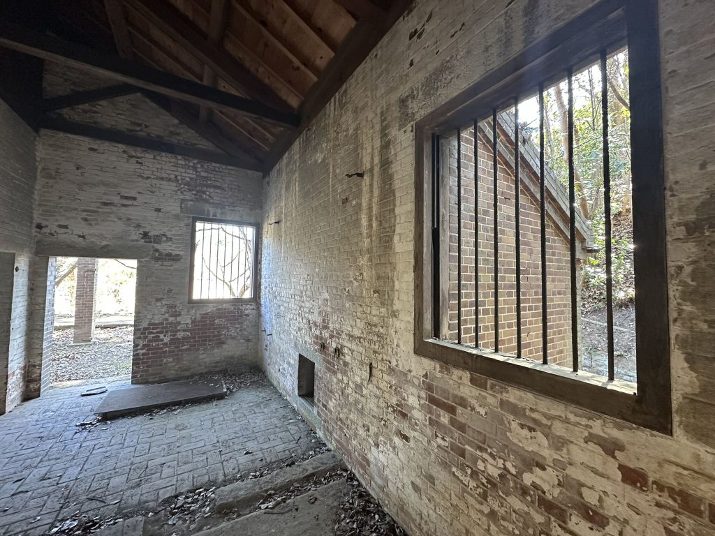 発電所跡と防火水槽跡(愛媛県今治市 小島の芸予要塞跡散策)