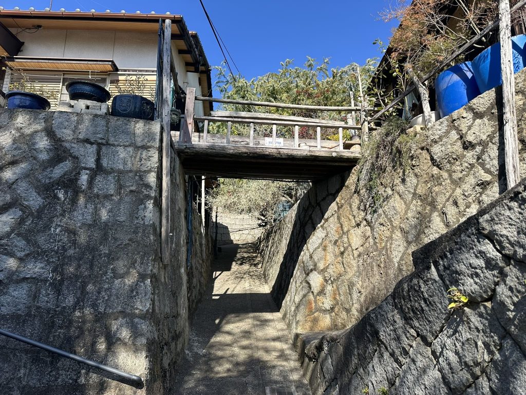 小島の民家の橋