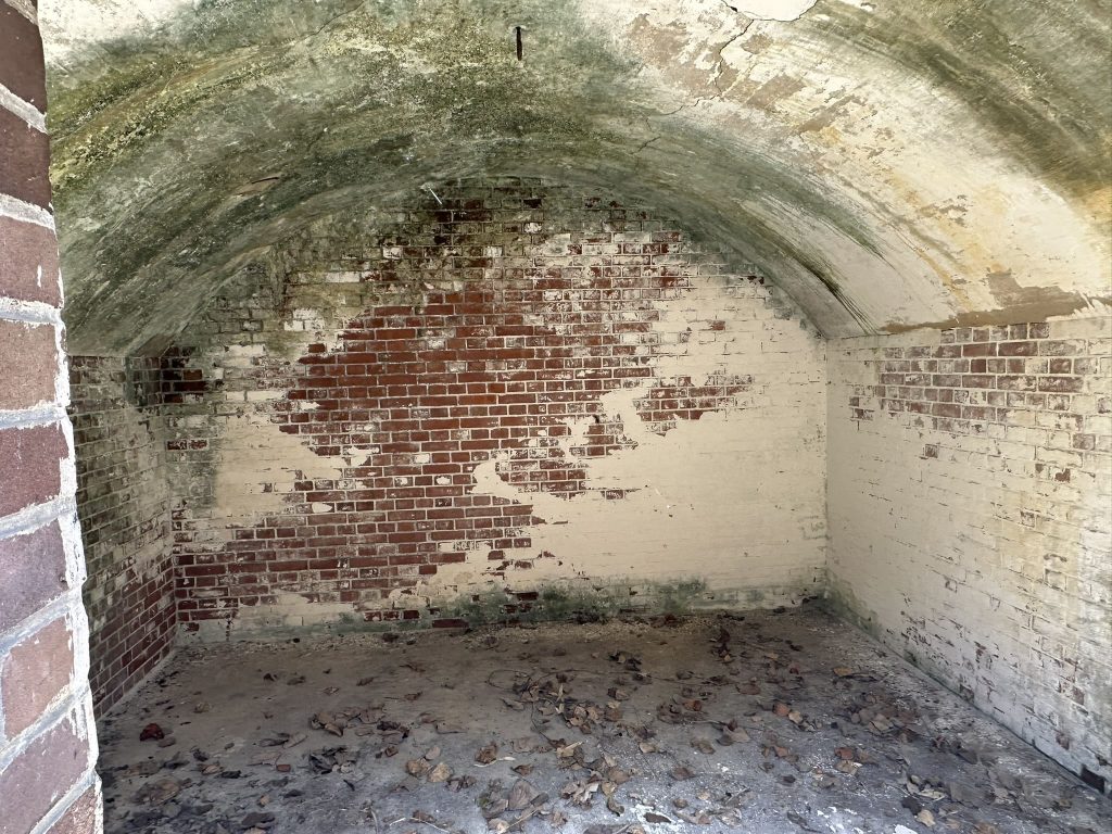 将校地下室跡(愛媛県今治市 小島の芸予要塞跡散策)