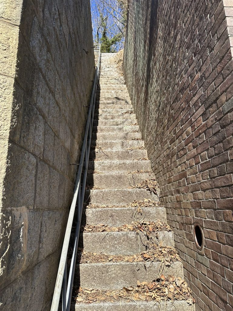 小島の急な階段