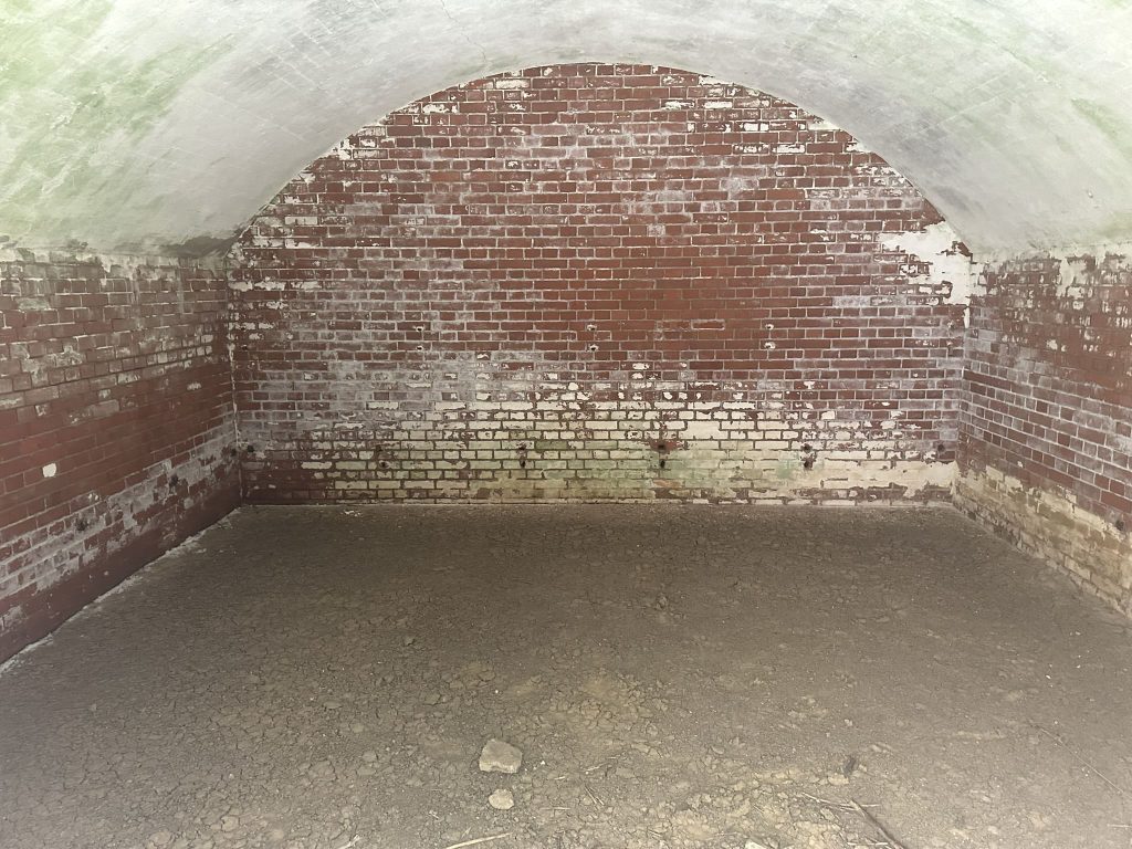 地下兵舎跡 発電所跡 浄化装置跡(愛媛県今治市 小島の芸予要塞跡散策)