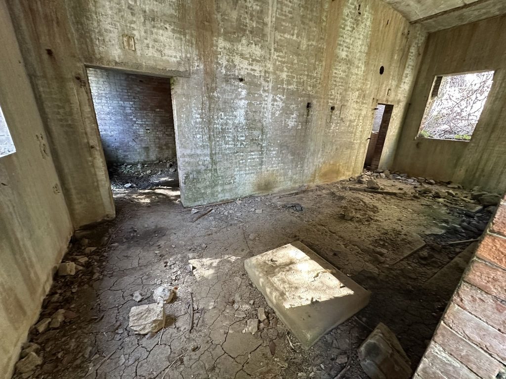 地下兵舎跡 発電所跡 浄化装置跡(愛媛県今治市 小島の芸予要塞跡散策)