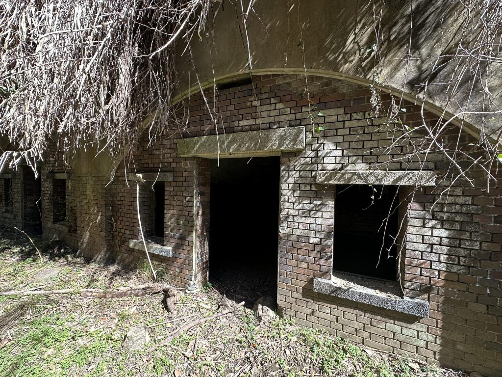 地下兵舎跡 発電所跡 浄化装置跡(愛媛県今治市 小島の芸予要塞跡散策)