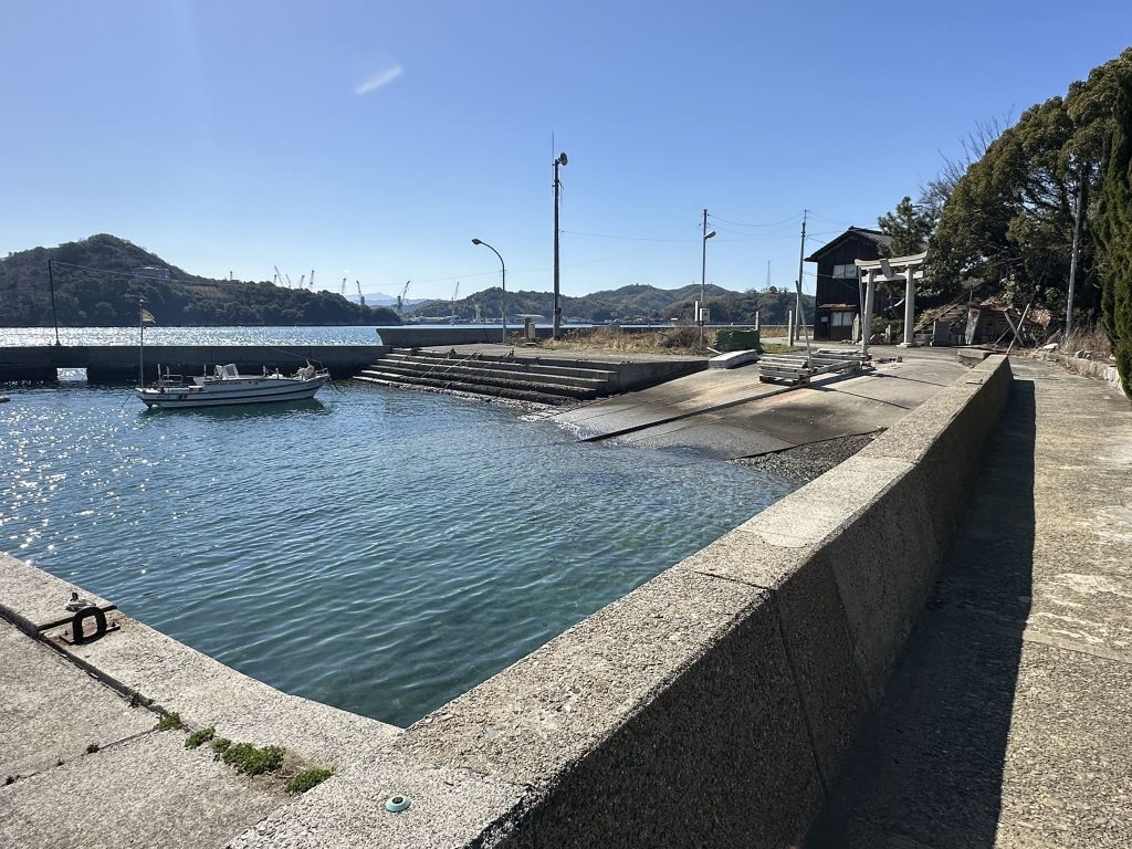 小島の港への帰り道は島の海岸を歩きます