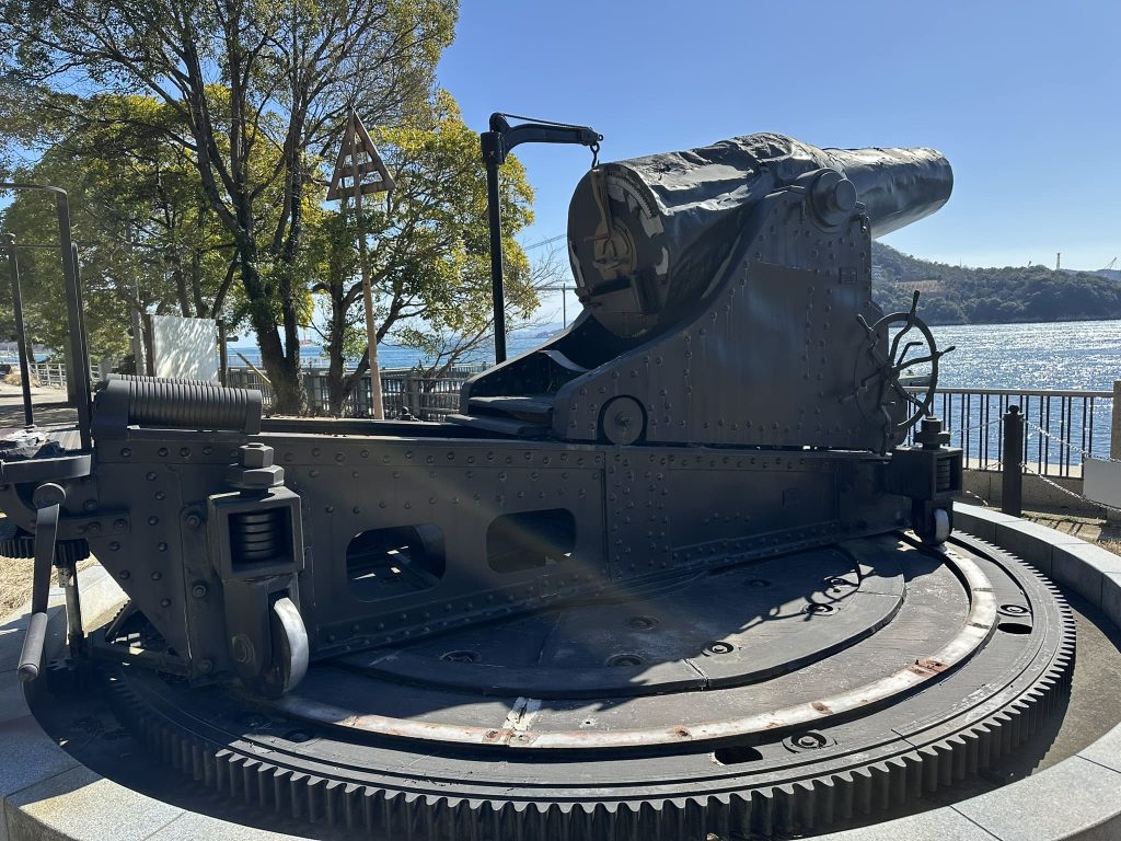 小島の港にある日露戦争で活躍した28センチ榴弾砲のレプリカ