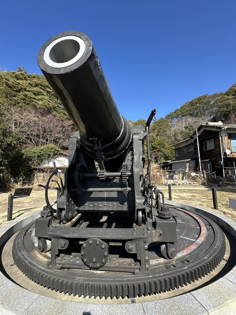 小島の港にある日露戦争で活躍した28センチ榴弾砲のレプリカ