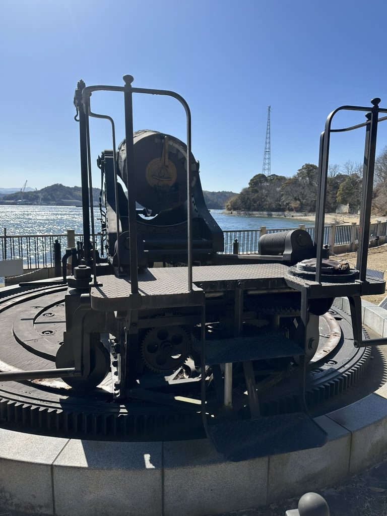 小島の港にある日露戦争で活躍した28センチ榴弾砲のレプリカ