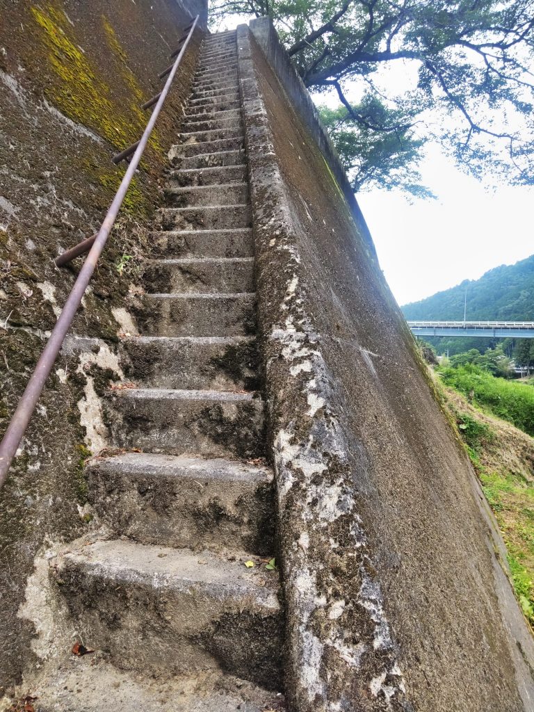 岐阜県の下呂市金山町の恐い階段