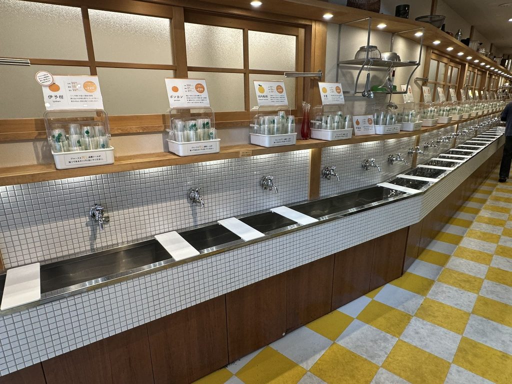 愛媛の食卓1970の蛇口からみかんジュース飲み比べ