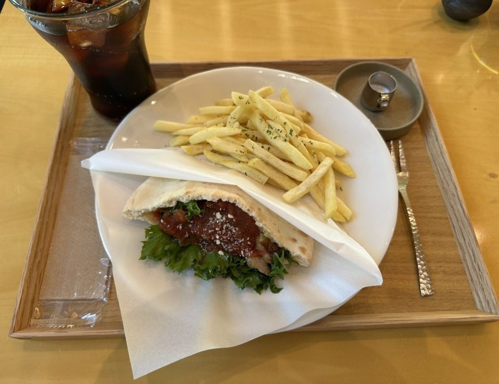 写真は佐田岬の海の見えるカフェ「木と樹」のピタパンサンドウィッチとポテトセット