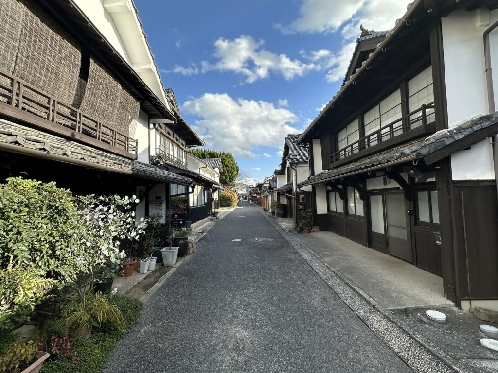 卯之町の街並みや開明学校