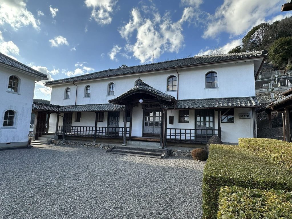 卯之町の街並みや開明学校