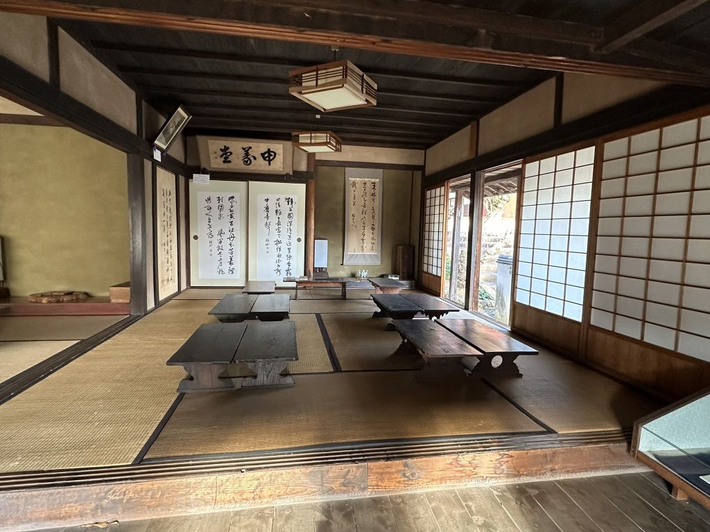 卯之町の街並みや開明学校