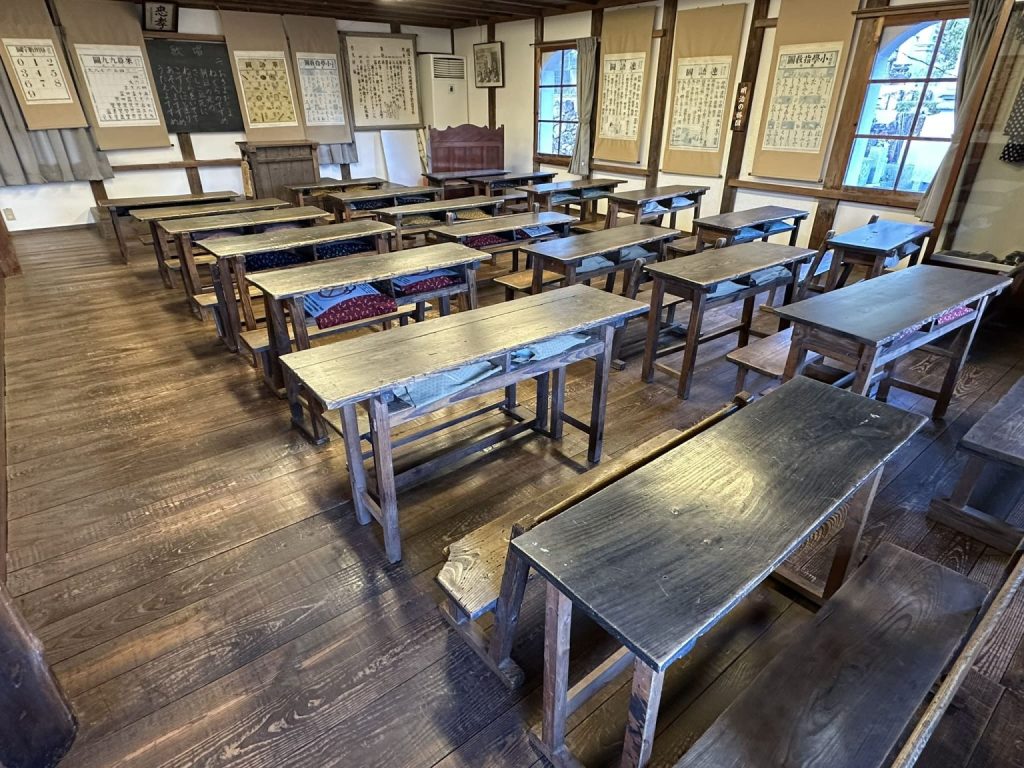 卯之町の街並みや開明学校