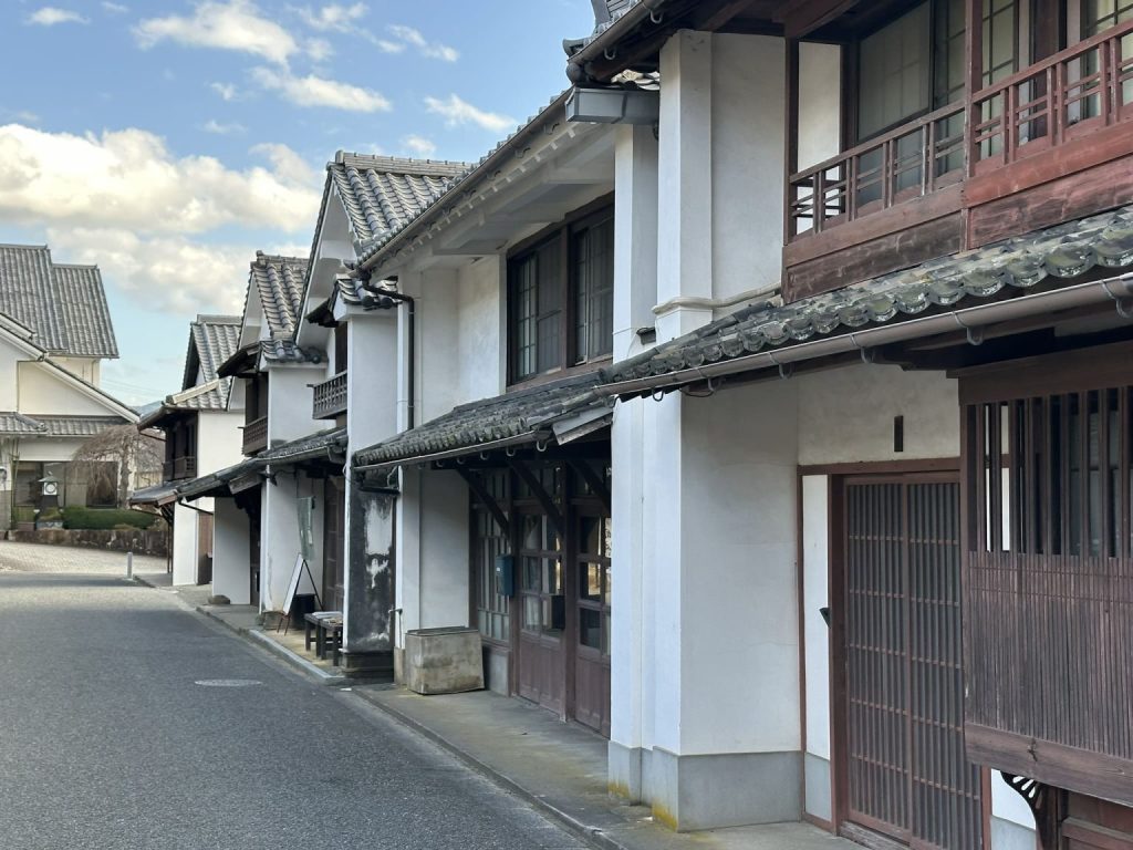 卯之町の街並みや開明学校