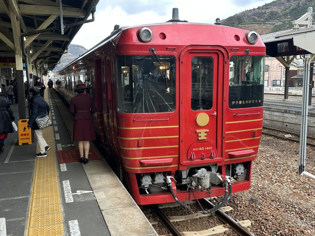 JR四国の観光列車、伊予灘ものがたり