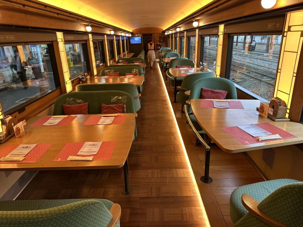 伊予灘ものがたり車内