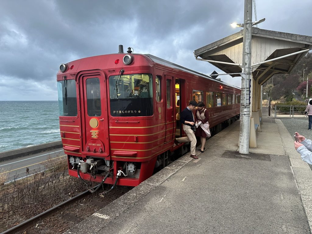 「日本一有名な海から近い無人駅」の伊予灘駅で停車