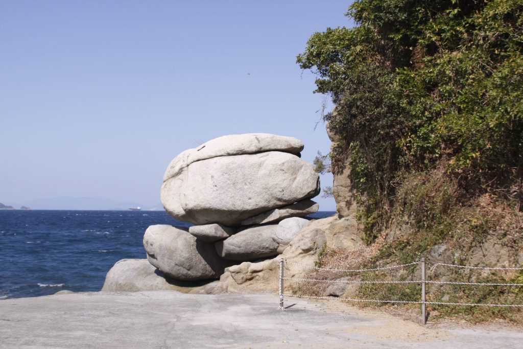 白石の鼻巨石群と白石龍神社
