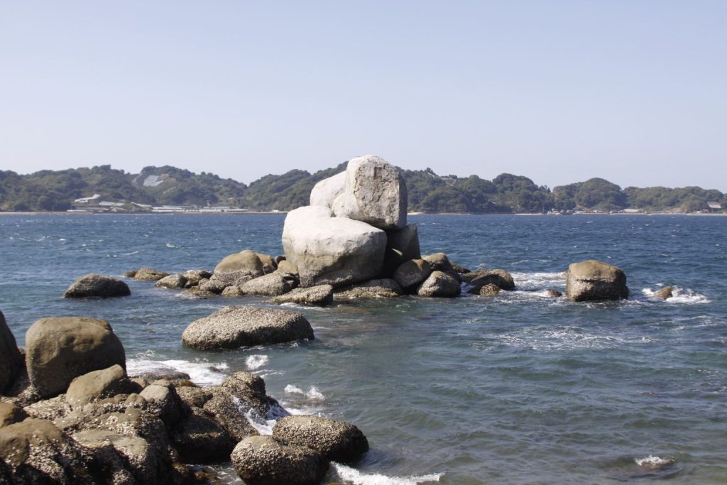 白石の鼻巨石群と白石龍神社