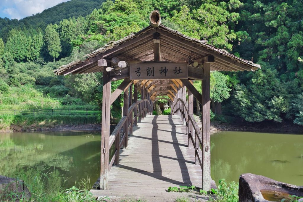 弓削神社の太鼓橋