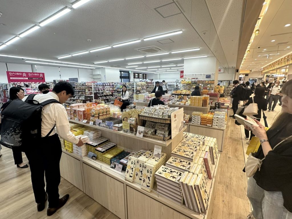 JR松山駅にある「だんだん通り」お土産屋さん巡りや愛媛の名物散策ができます。