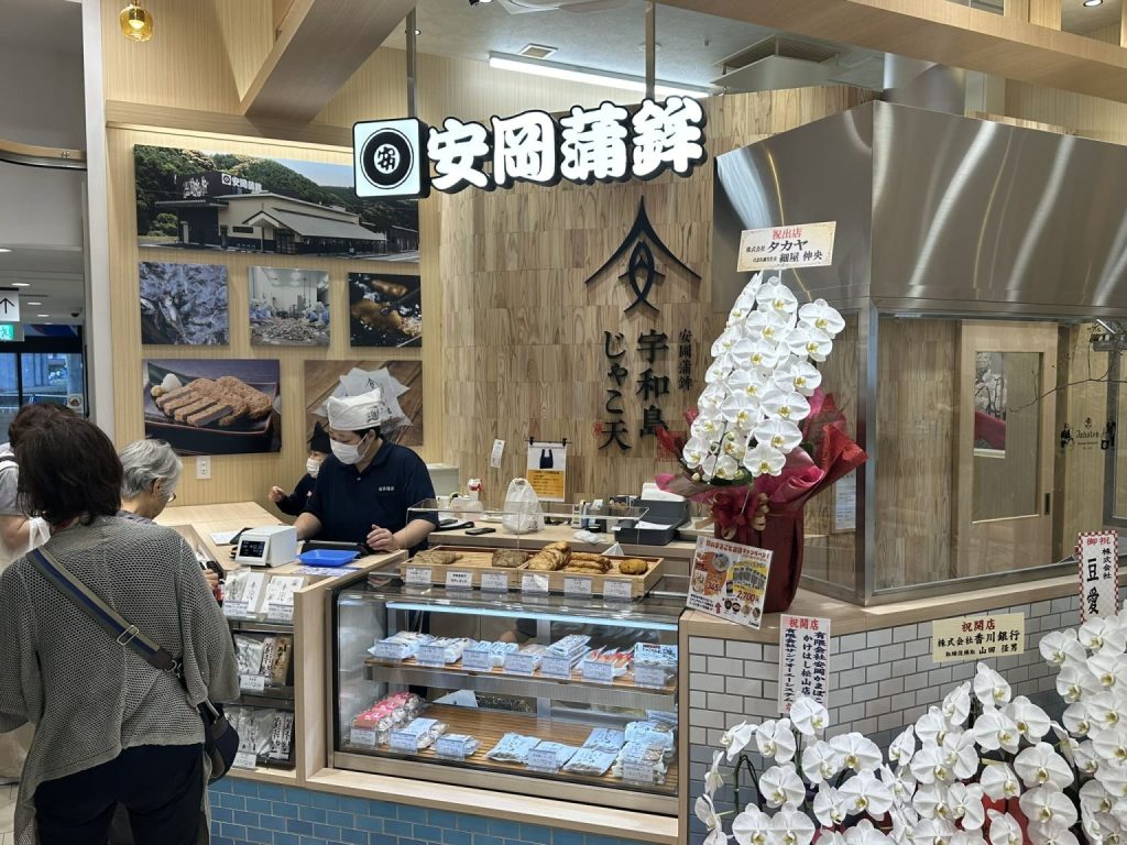 JR松山駅にある「だんだん通り」お土産屋さん巡りや愛媛の名物散策ができます。