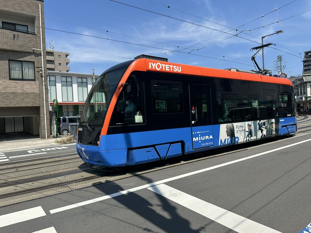 写真は松山の市内電車です。