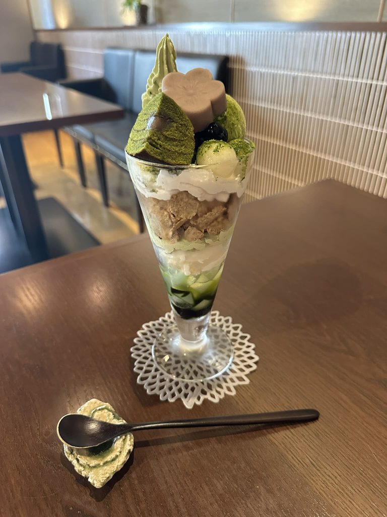 山田屋まんじゅう茶楽さんの茶楽パフェ