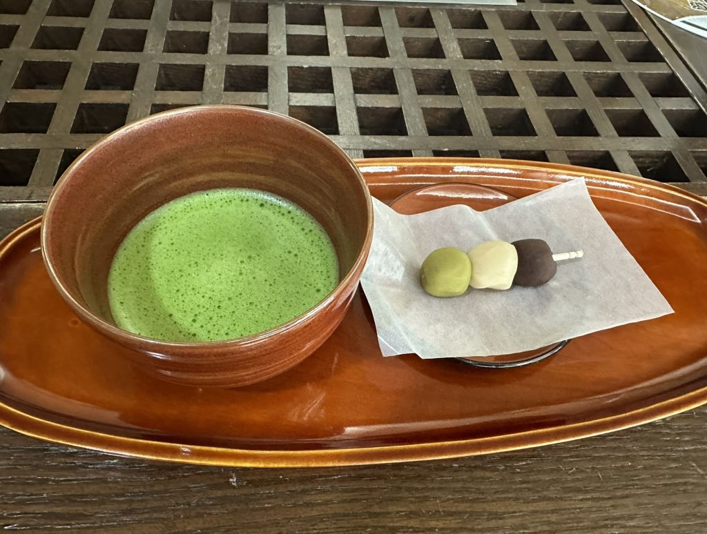 つぼや菓子舗さんの抹茶と坊ちゃん団子のセット