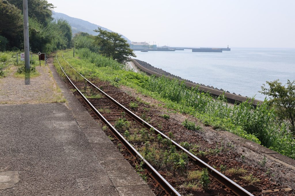 JR松山駅から予讃線、愛ある伊予灘線は基本的に海沿いを走ります
