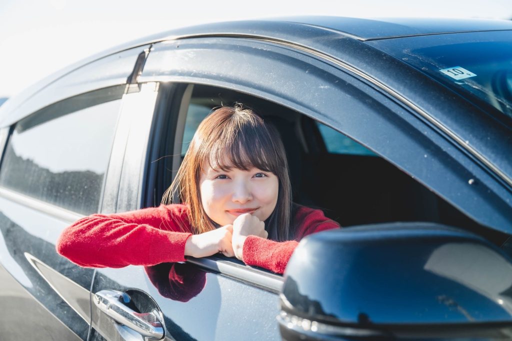 ドライブしている女性