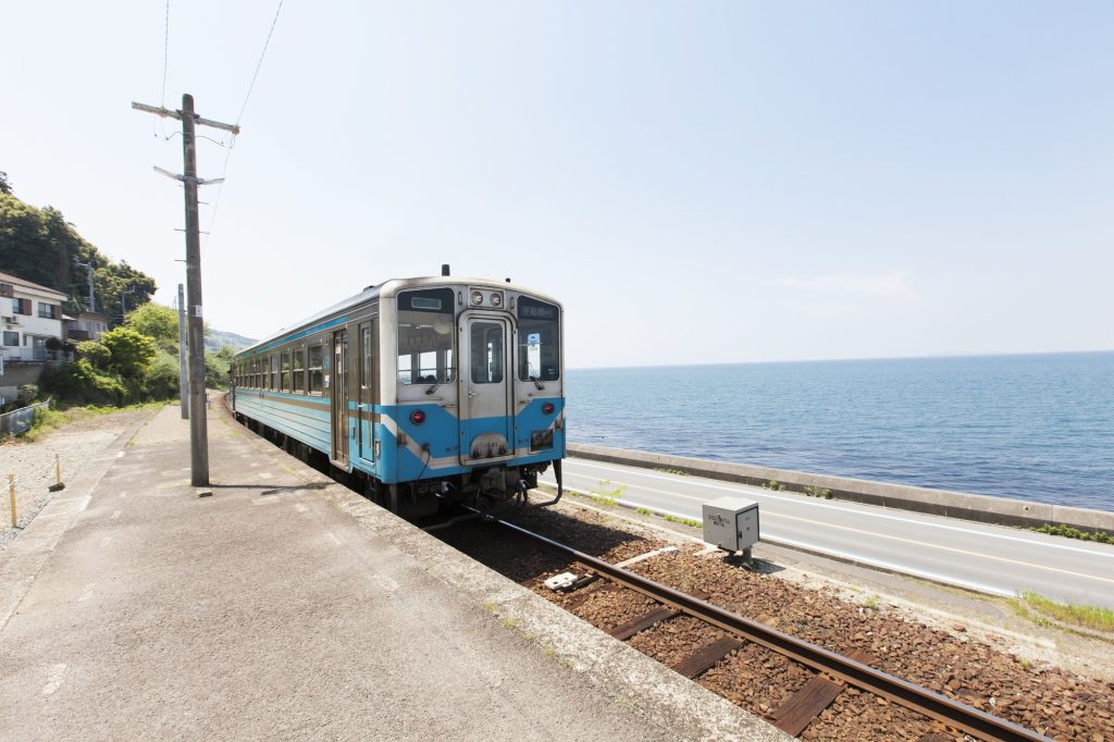 写真はJR松山駅から伊予灘駅に向かう際に「愛ある伊予灘線」の絶景を走る風景