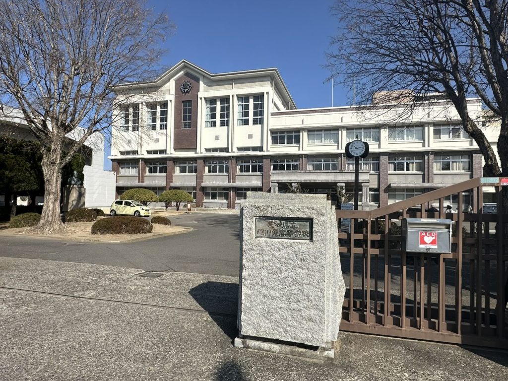現在の愛媛県立松山東高等学校の校門付近。