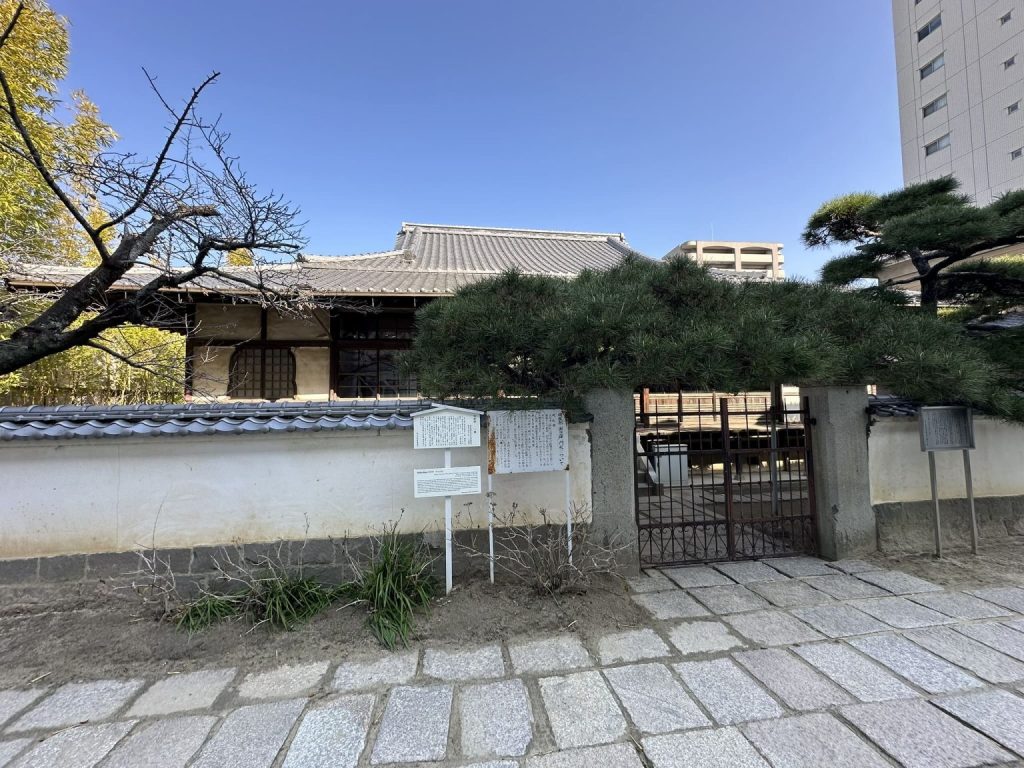 写真は愛媛県立松山東高校の敷地内にある「明教館(めいきょうかん)※江戸時代に伊予松山藩が設立した藩校」にある夏目漱石の肖像画
