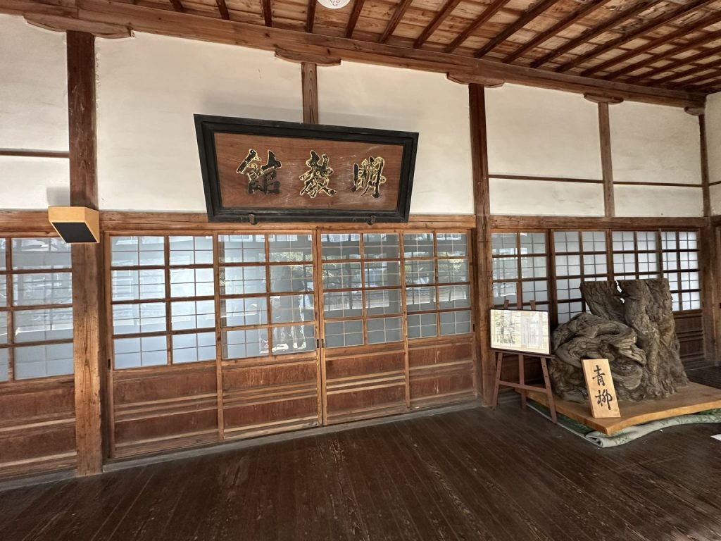写真は愛媛県立松山東高校の敷地内にある「明教館(めいきょうかん)※江戸時代に伊予松山藩が設立した藩校」にある夏目漱石の肖像画