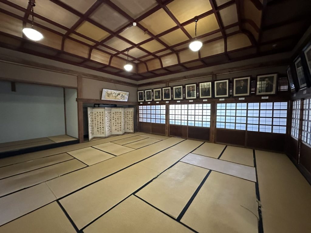 写真は愛媛県立松山東高校の敷地内にある「明教館(めいきょうかん)※江戸時代に伊予松山藩が設立した藩校」にある夏目漱石の肖像画