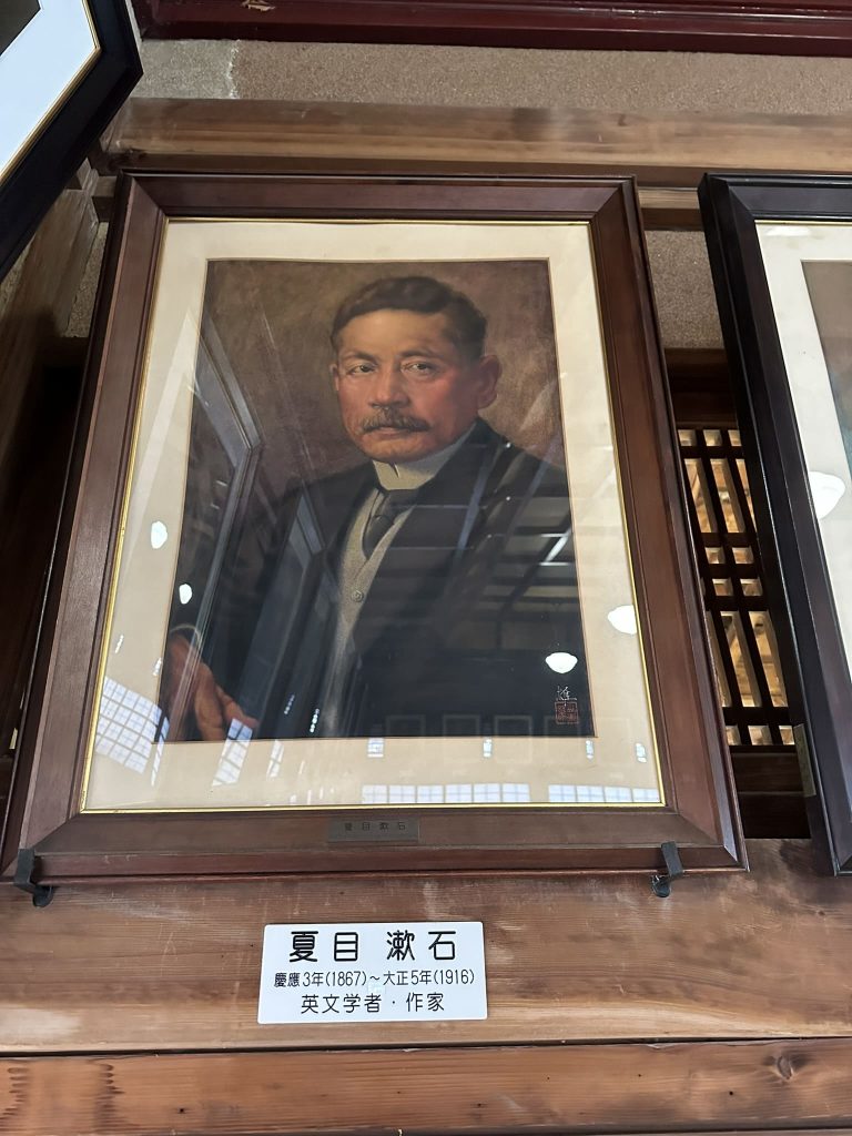 写真は愛媛県立松山東高校の敷地内にある「明教館(めいきょうかん)※江戸時代に伊予松山藩が設立した藩校」にある夏目漱石の肖像画