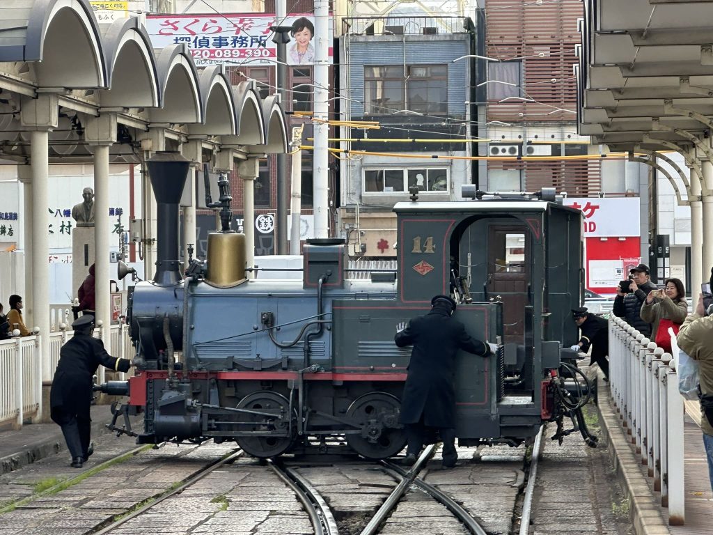 松山市駅の坊っちゃん列車