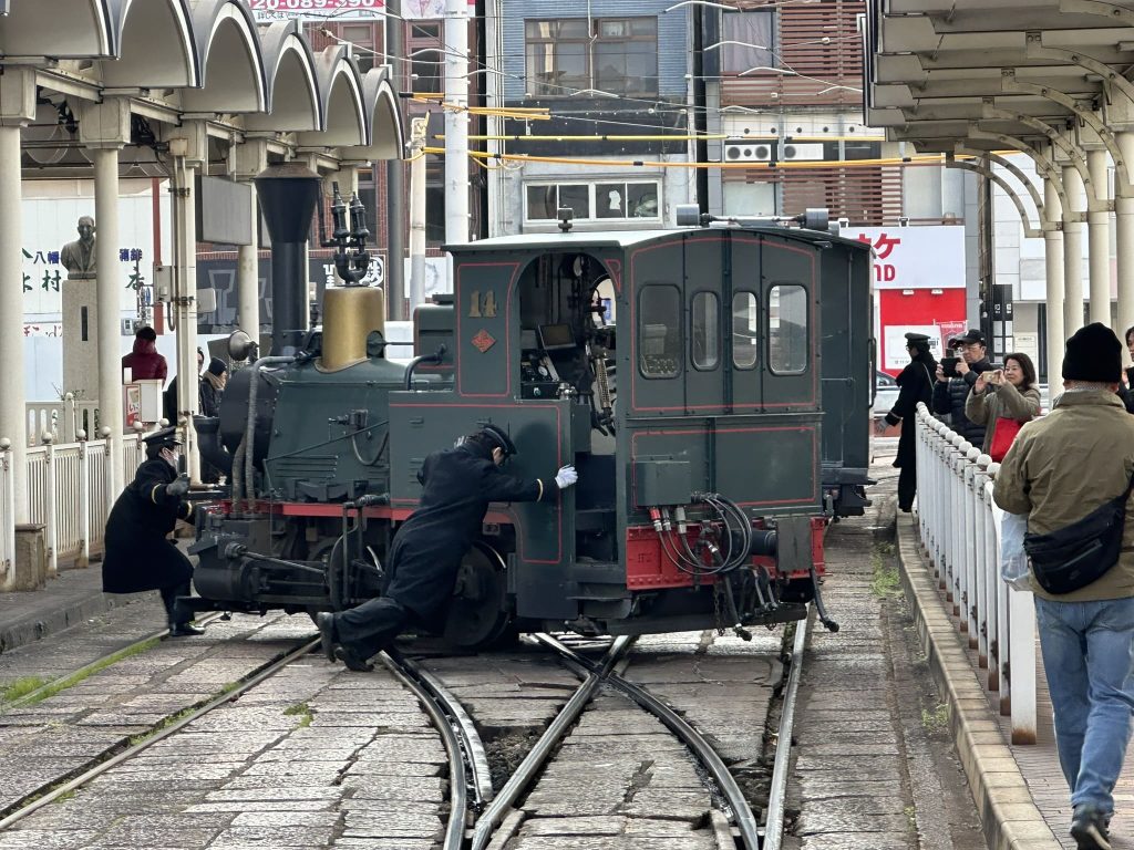 松山市駅の坊っちゃん列車
